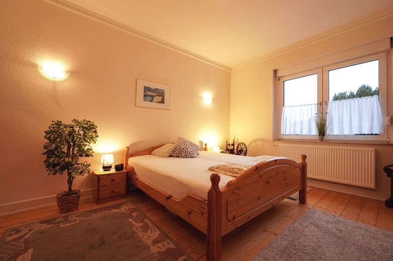 Gepflegtes Stadthaus mit zwei Wohneinheiten in der Innenstadt von Troisdorf, nahe der Fußgängerzone! – Schlafzimmer EG