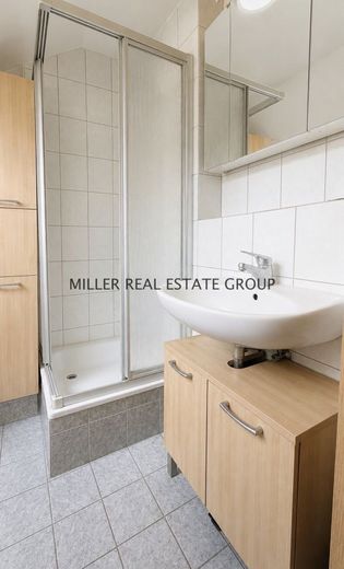 Wertstabile Kapitalanlage in Ingolstadt-Friedrichshofen: Vermietetes Dachgeschoss-Apartment mit Tiefgaragenstellplatz in ruhiger zweiter Reihe! – Badezimmer