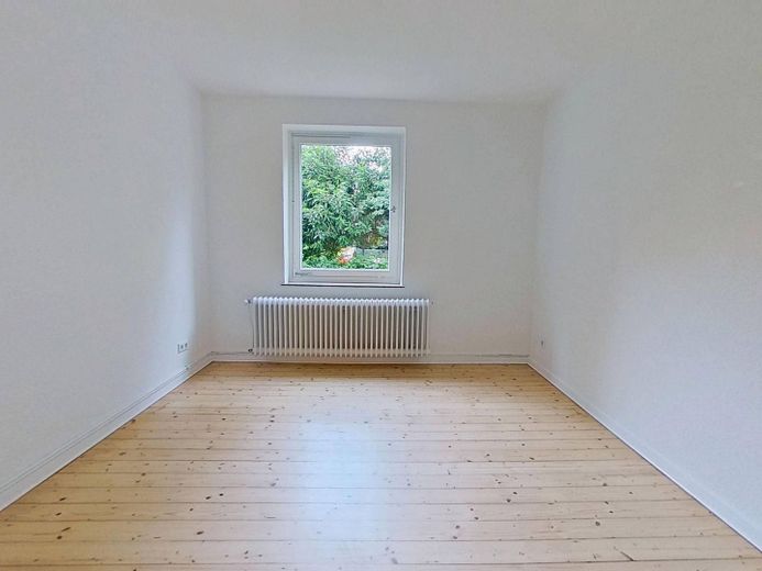 Gemütliche 2-Zimmer-Erdgeschosswohnung mit modernem Wannenbad und viel Lichteinfall – Ansicht I: Wohnzimmer