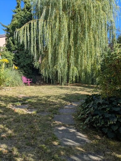 Amplia casa adosada en esquina con vivienda independiente, jardín, chimenea y sauna – Garten