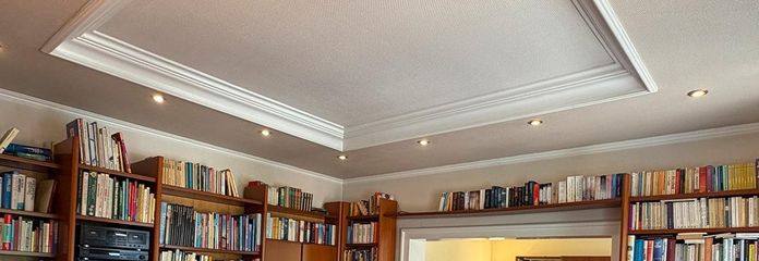 Şehir merkezinde karakterli eski bina ve balkon