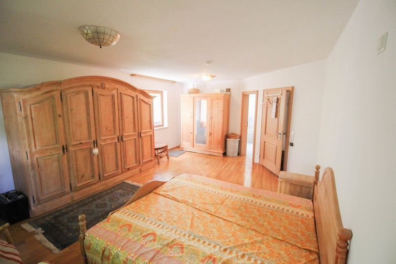 Familienfreundliches Einfamilienhaus in ruhiger Lage mit eingewachsenem Garten und Ausbaureserve – Schlafzimmer