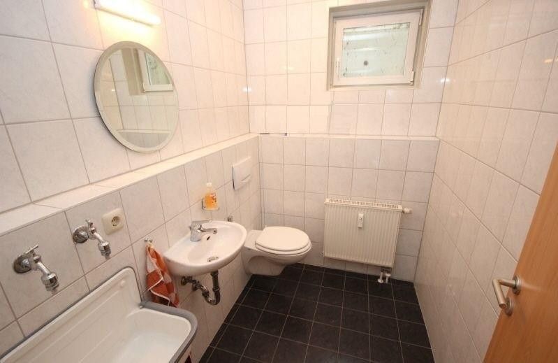 Helles Büro oder Handelsfläche mit 3 Stellplätzen – Toilette im Keller