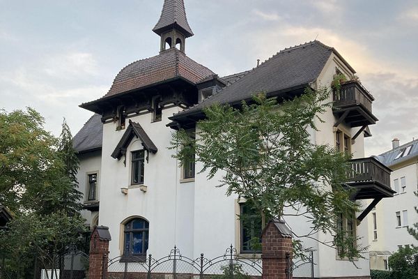Bellissimo appartamento mansardato di 1 locale in una villa storica tutelata situata in posizione centrale a Radebeul