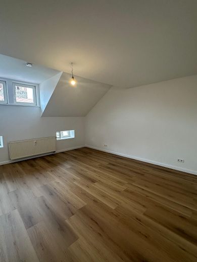 2 habitaciones recién renovadas directamente en la plaza del mercado – Wohnzimmer