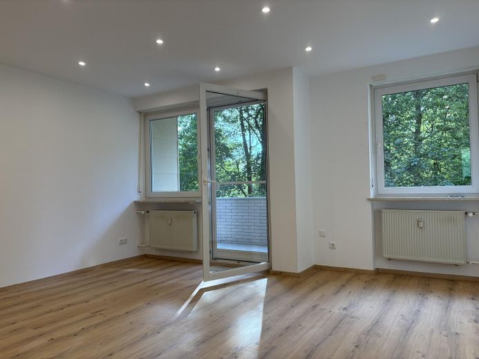 Frisch modernisierte 3-Zimmer-Wohnung mit Loggia – sofort bezugsfrei und Provisionsfrei – Helles Wohnzimmer mit Loggia