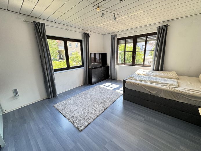 Wohnen am Wasser: Ehemaliges Mühlenanwesen mit Pool, Bachgrundstück und 3 Wohneinheiten – Schlafzimmer OG