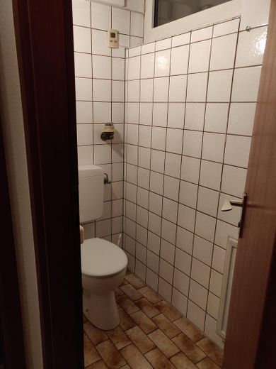 Zentral gelegene, gepflegte 3,5-Zimmer-Wohnung mit EBK in Karlsruhe – Gäste-WC