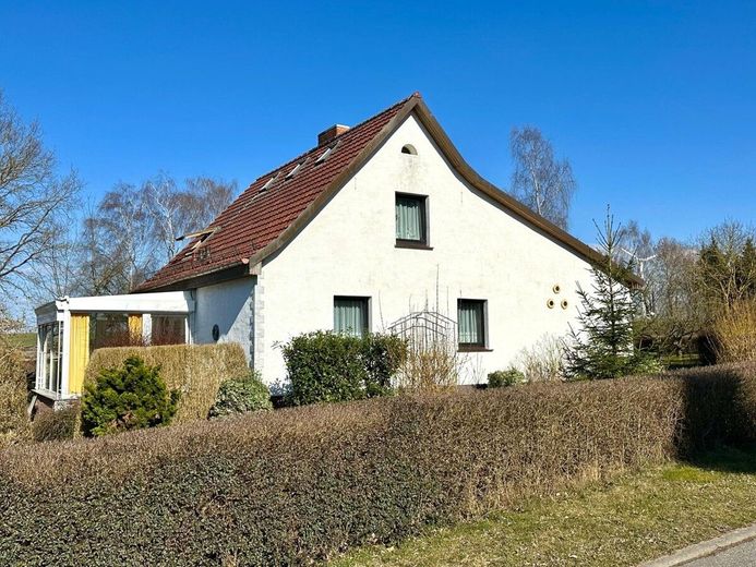 HORN IMMOBILIEN ++ Einfamilienhaus mit vielen Extras in Güterberg bei Strasburg, ruhige Lage! – Hausansicht Straßenseite