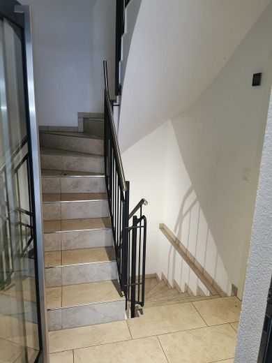 Charmantes Mehrfamilienhaus mit 3 Wohneinheiten in Konz – Treppenhaus EG