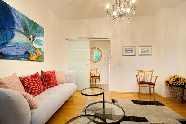 Appartamento recentemente ristrutturato con cortile interno/patio, con servizio di pulizia. Disponibile in affitto per pendolari aziendali