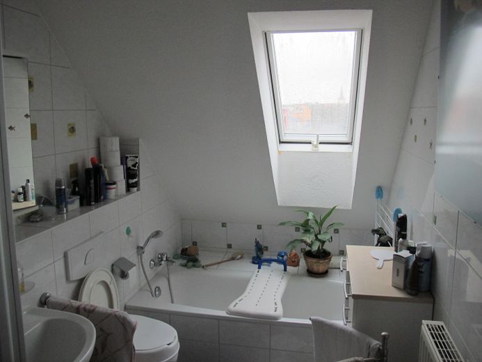 helle moderne DG 4 Zi im Ort Hirschaid auch Eigennutzung, Hobbykeller, 2 Bakone, Garage – Tageslichtbad 