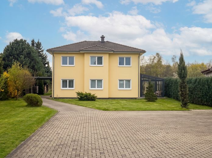Einfamilienhaus mit großem Grundstück, Wintergarten, Hot Tub und fünf Garagen in Zwenkau – Blick vom Hof auf das Haus