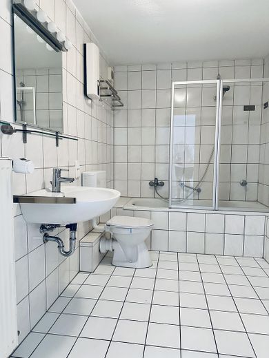 Appartement 4 pièces avec cuisine et garage à Coblence-Sud – Badezimmer