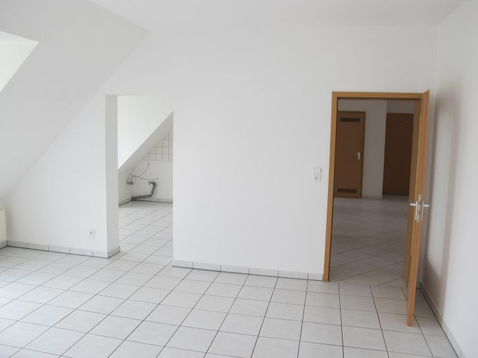 helle moderne DG 4 Zi im Ort Hirschaid auch Eigennutzung, Hobbykeller, 2 Bakone, Garage – Wohn-Blick zur Küche