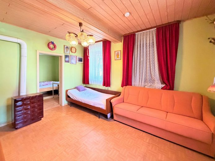 + محجوز + منزل سكني مع إمكانية توسعة، ومرآبين، والكثير من الإمكانات – Wohnzimmer EG