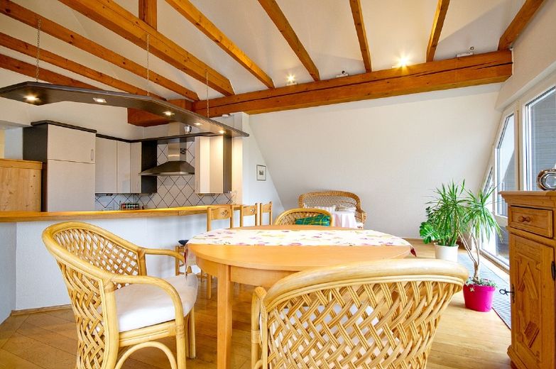 Ruhig gelegene Wohnung mit Dachterrasse und großem Wohnraum im Zweifamilienhaus – 8b8fc15f428f4b9323e352d4d7393a51cca696f2.jpg