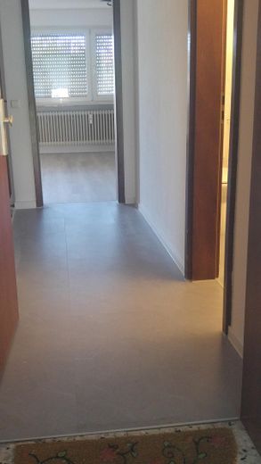 renovierte 1,5-Zi-Whg. Stadtmitte Postareal, Südbalkon, Pkw-Stellplatz – Flur Wohnungseingang