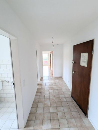 Einladung in dein/euer neues Zuhause (2 Zi, 6. Stock, Aufzug, Balkon, Stellplatz, EBK) – Flur