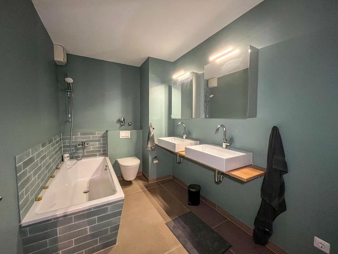 Großes Bad mit Badewanne