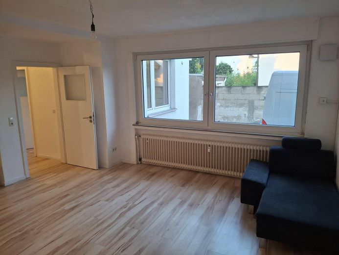 Gemütliche 2-Zimmer-Wohnung mit moderner Wohnküche & weißem Wannenbad – ruhig zum Innenhof – Wohnraum