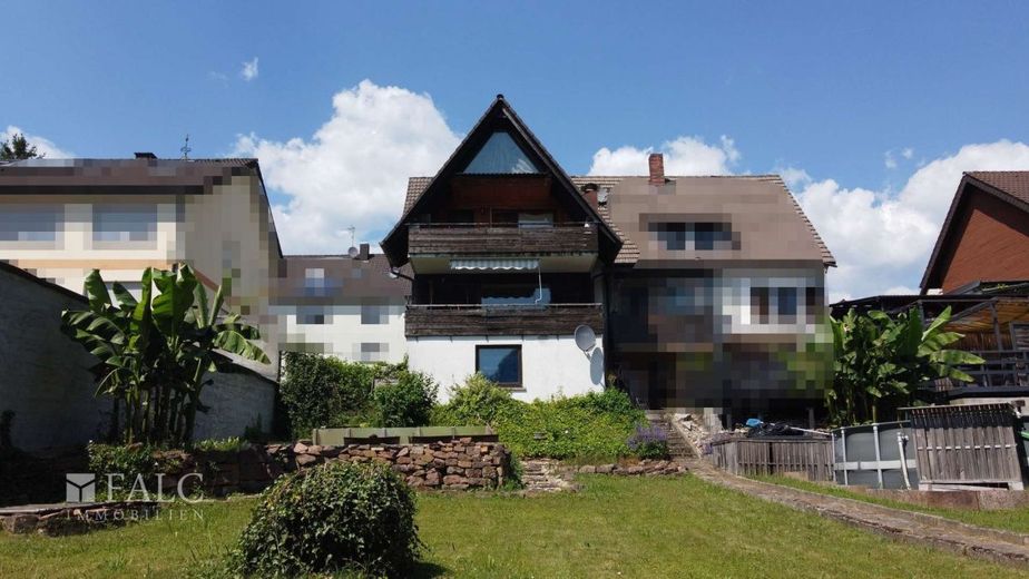 Charmante Doppelhaushälfte mit großem Garten – Außenansicht