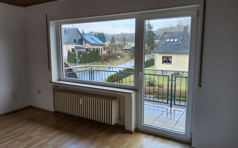 Sonnige 3-Zimmer-Wohnung mit EBK, Balkon, Keller, Garage und Stellplatz – Wohnzimmer mit Balkon