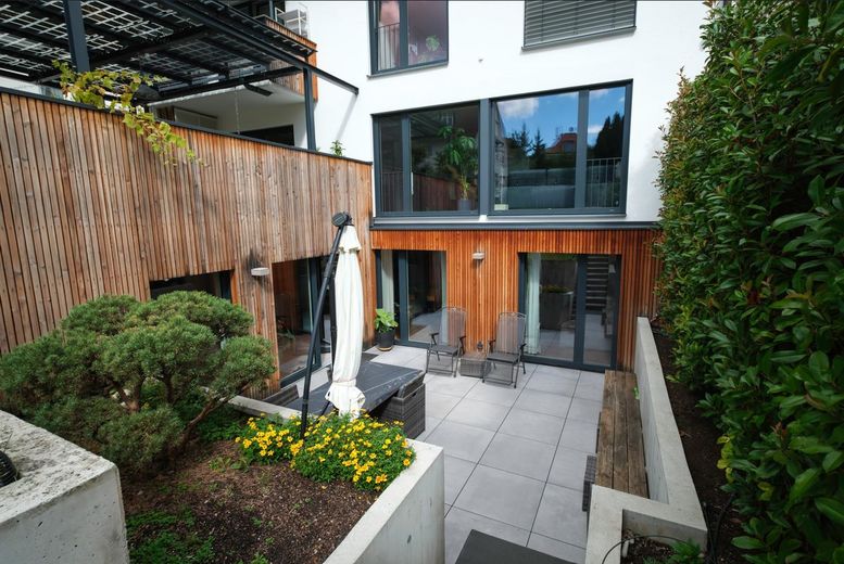 ‘‘Ruhig & grün: Helle 96m² Terrassen-Wohnung mit moderner Ausstattung und guter Anbindung‘‘ – Terrasse