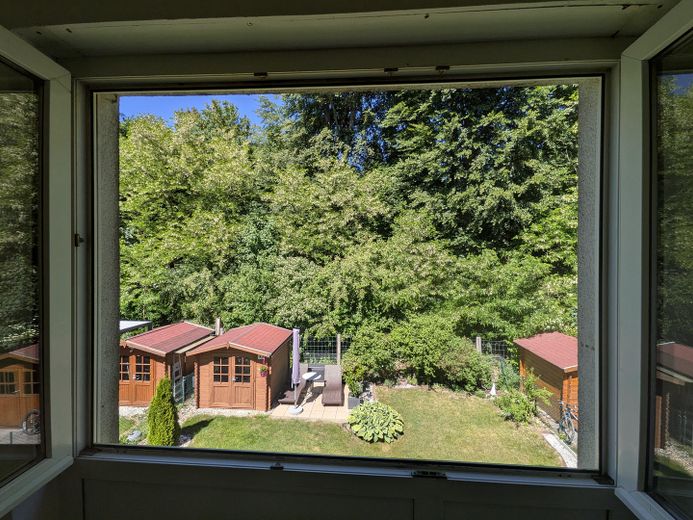 Lichtdurchflutete 3-Zimmer-Wohnung mit Süd-Wintergarten und Waldblick am Ebersberger Forst. – Schlafzimmer. - Waldblick.