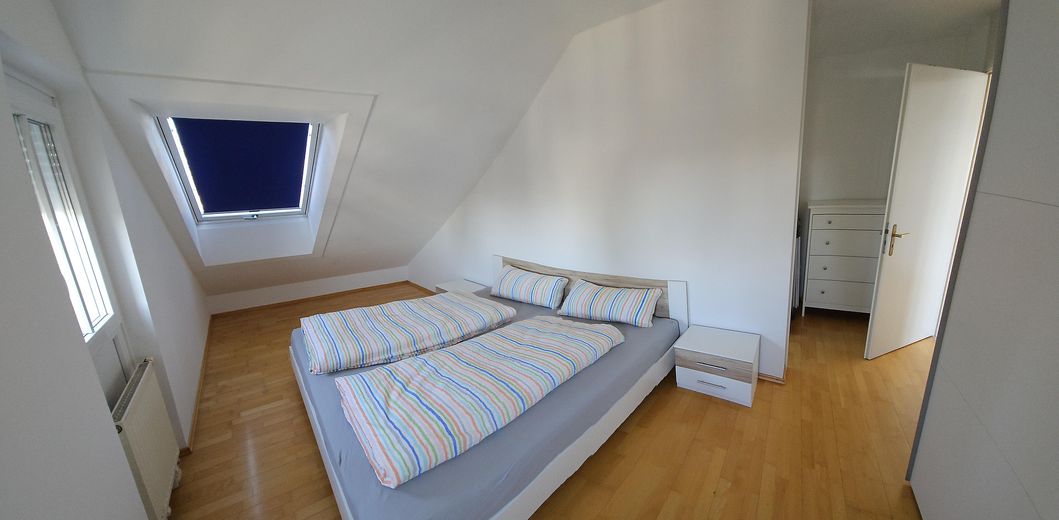 Appartamento arredato di 2 locali con balcone, posto auto TG e WLAN – ideale per expat – Schlafzimmer mit Doppelbett