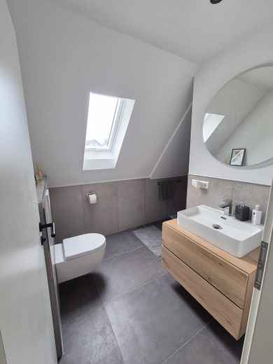 Partially renovated 6-room semi-detached house – Bad Wohnung OG