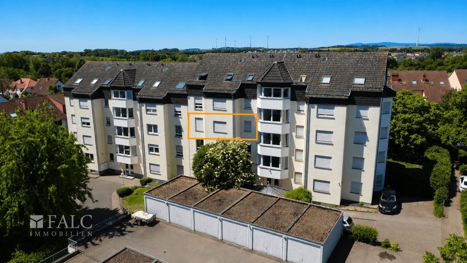 Wohnen mit Weitblick: 3 Zimmer, Balkon, 2 Stellplätze &amp; Blick ins Grüne – BruchköbelAußenVorderseite