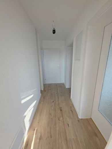 Hermoso ático de 2 habitaciones (tras la reforma) en Neckarsulm-Neuberg – Flur