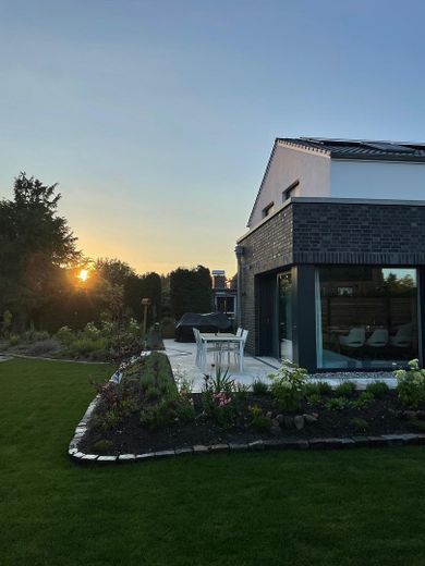 Terrassen, gepflegter Garten 