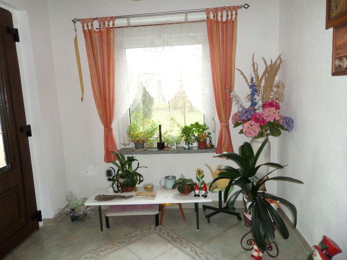 PREISREDUZIERT! Familienanwesen am Ortsrand mit Hof, Werkstatt, 2 Garagen und 1.780 m² Grundstück – EG Diele