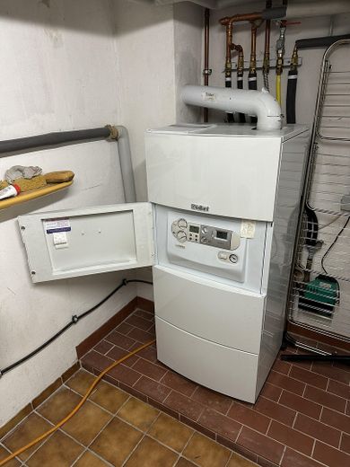 Großzügiges Reihenmittelhaus mit Kaminoption, Garage, Keller & Glasfaser in Kiel-Russee – Keller Heizung/Warmwasser