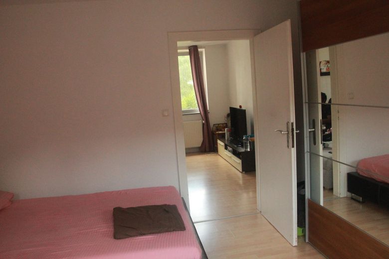 Schlafzimmer mit Tür zum Wohnz