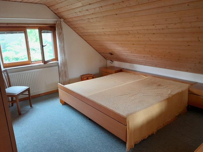 wolnostojący dom jednorodzinny z pięknym ogrodem – Schlafzimmer