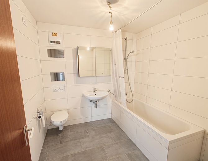 Provisionsfrei: Helle 2-Zi.-Wohnung mit Balkon in der Reutlinger Altstadt – neues Bad, Fernwärme – Frisch renoviertes Bad