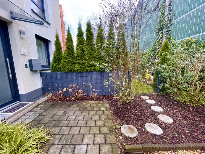 Modernes & Energieeffizientes Reihenendhaus mit großem Garten – Hauseingangsbereich