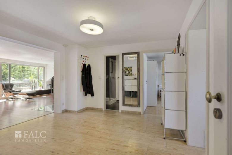 DG-Traum mit Kamin &amp; großem Balkon ins Grüne | 110 m² – Flur