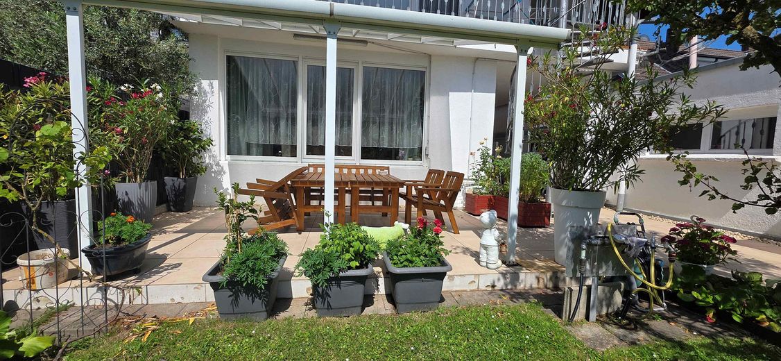 RESERVIERT! - Provisionsfrei: Gepflegtes Zweifamilienhaus mit Gartenparadies in Top-Lage (Köln/Bonn) – Terrasse