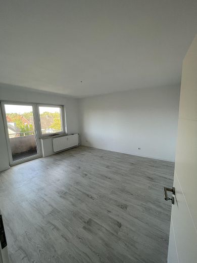 2-Zimmer Wohnung mit Balkon und Garage – Zimmer 1