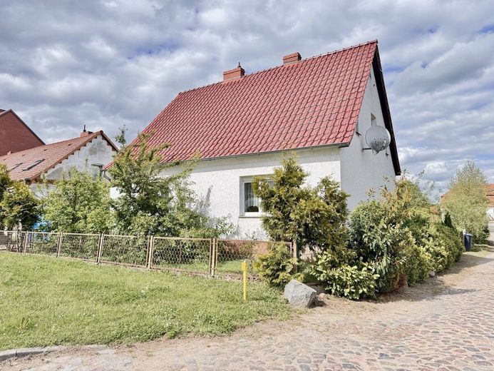 HORN IMMOBILIEN++Einfamilienhaus mit zwei Heizsystemen in Rossow zwischen Pasewalk und Löcknitz – Hausansicht