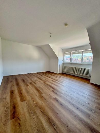 HELLE 3 Zimmer Wohnung - Erstbezug nach Renovierung – Wohnzimmer