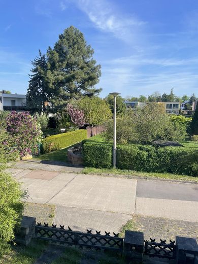 Provisionsfrei, EINFAMILIENHAUS MIT GARTEN in begehrter Wohngegend Dessau-Ziebigk – Blick über die Straße