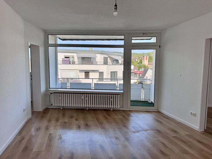 Moderne Stadtwohnung mit zwei Balkonen in zentraler Lage in Olpe – Wohnzimmer