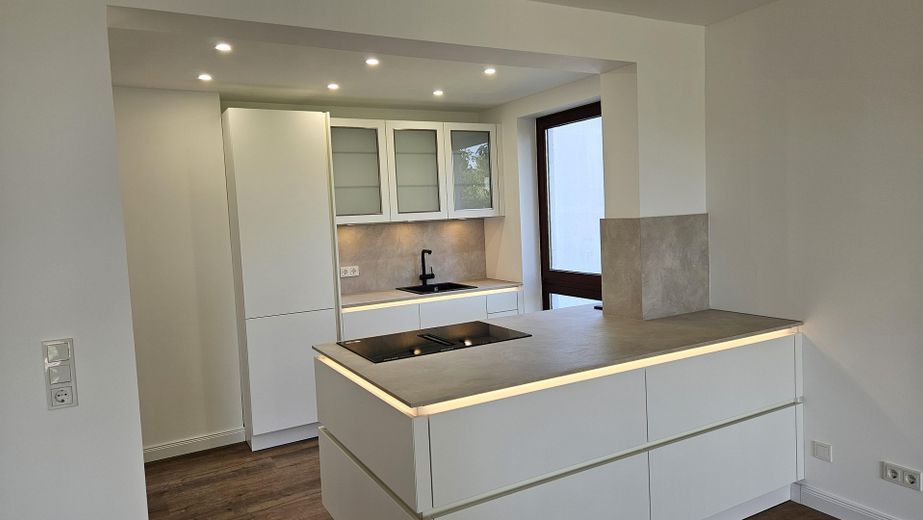 Stilvoll kernsaniert – helle Maisonettewhg m. neuer EBK, Balkon & Terrasse im begehrten Geteviertel – Küche Ansicht 1