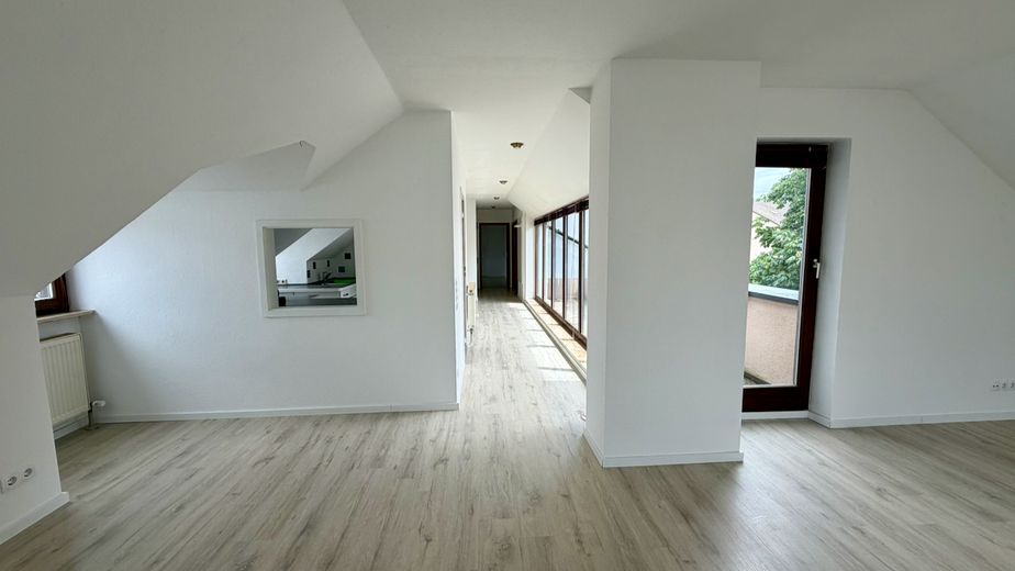 Schöne 3-Zimmer DG Wohnung mit modernisierter Küche und Balkon – Wohn-/Essbereich mit Flurblick