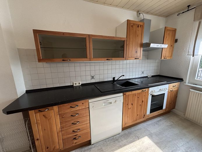 3 Zimmer, überdachter Balkon, ruhiges Haus, EBK, Tageslichtbad mit Wanne und Dusche – Einbauküche